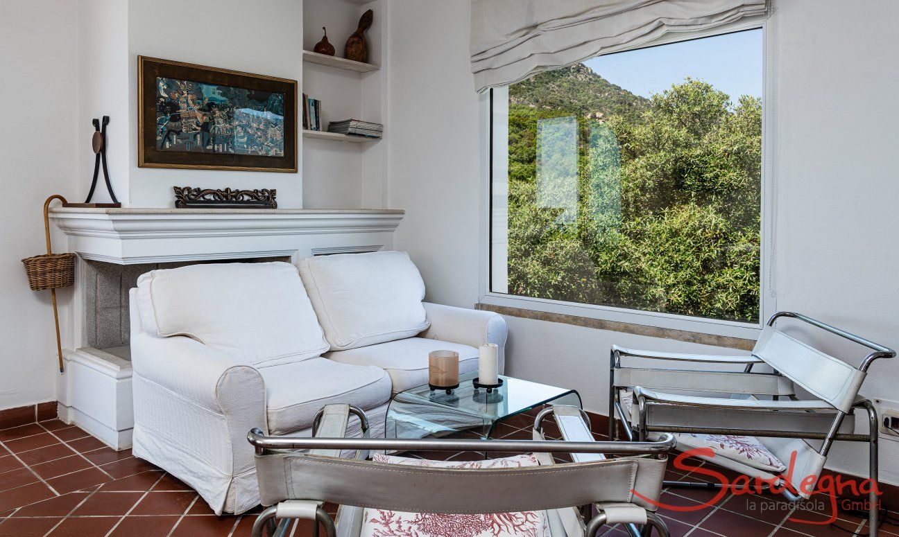 Villa Aquila Alta | Elegantes Wohnzimmer mit Panoramafenster auf die Felslandschaft im Garten New Picture