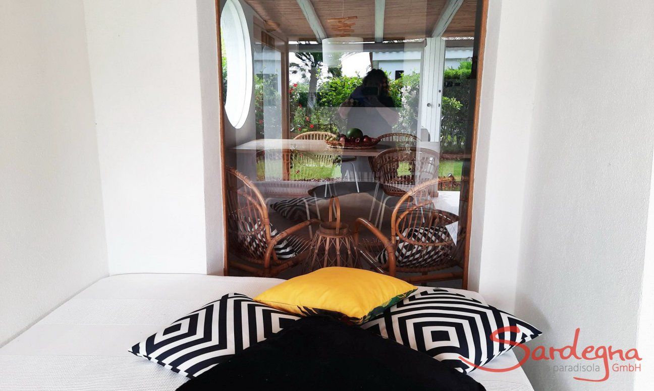 Villa Kika | Auf besonderen Wunsch der Gäste stellen wir auf die Terrasse ein Outdoorbed vor die Glasfront zum Wohnzimmer Villa Kika