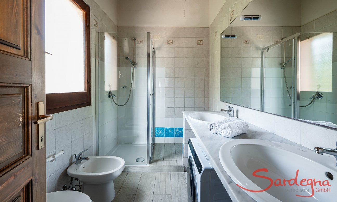 Villa Fiori 3 | Modernes, renoviertes Duschbad mit 2 Waschbecken und Waschmaschine New Picture 2025
