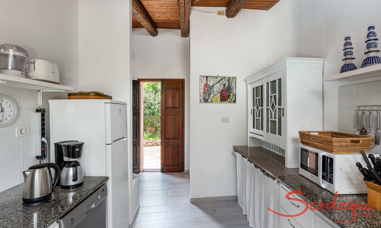 Villa Fiori 3 | Die voll ausgestattete Küche hat einen Ausgang zum Garten und Pool New Picture 2025