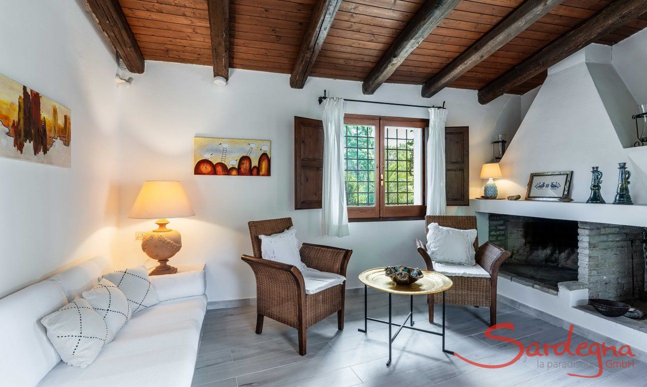 Villa Fiori 3 | Das Wohnzimmer ist gemütlich eingerichtet mit gemauerter Sitzbank und einem Innenkamin New Picture 2025
