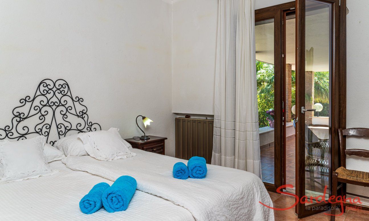 Villa Palme | 2. Schlafzimmer mit Ausgang zum Garten New Picture