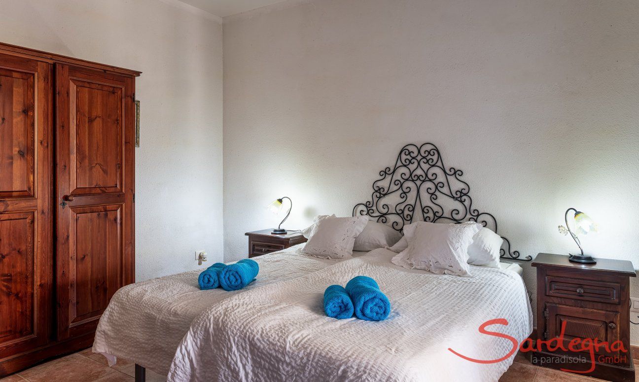 Villa Palme | 2. Schlafzimmer mit geräumiger Schrankwand New Picture