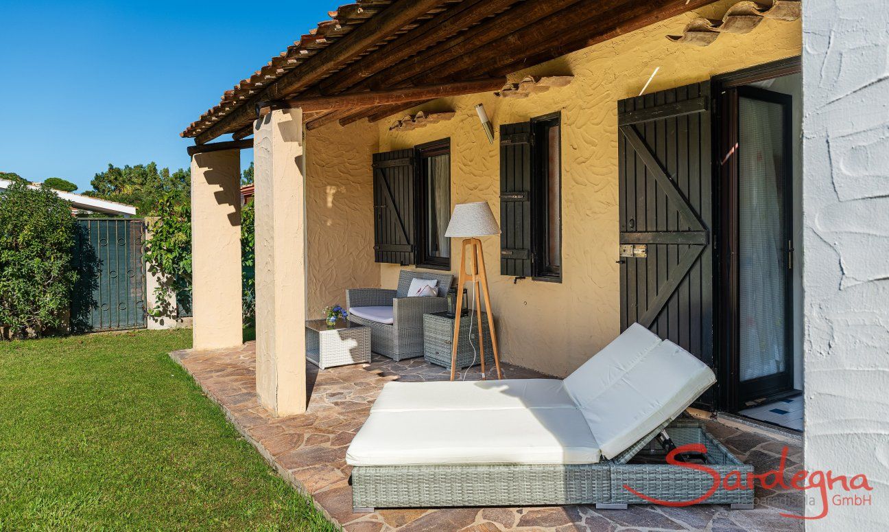 Villa Serena | Die kleine Terrasse hinter dem Haus ist ein idealer Rückzugsort New Picture 2025