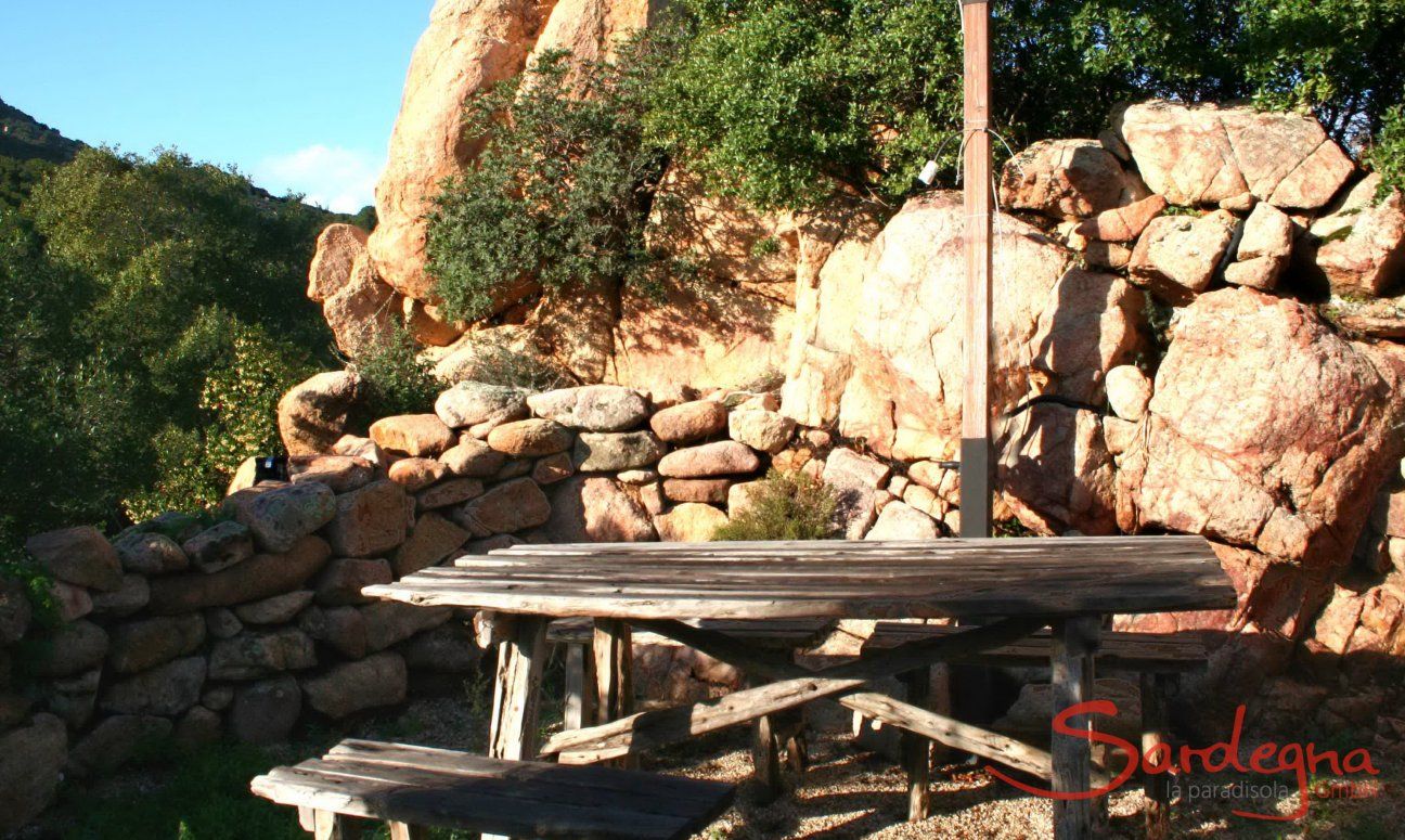 Villa Aquila Alta | Rustikaler Sitzplatz unter Felsen Sardinien