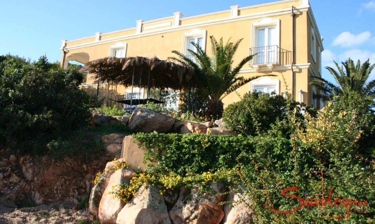 Villa Aquila Alta | Villa Aquila inmitten von Felsen, Palmen und Büschen Villa Aquila