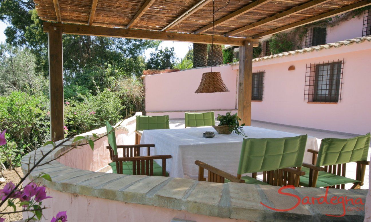 Villa Fiori 4 | Runder, überdachter Essbereich auf der Terrasse Sardinien