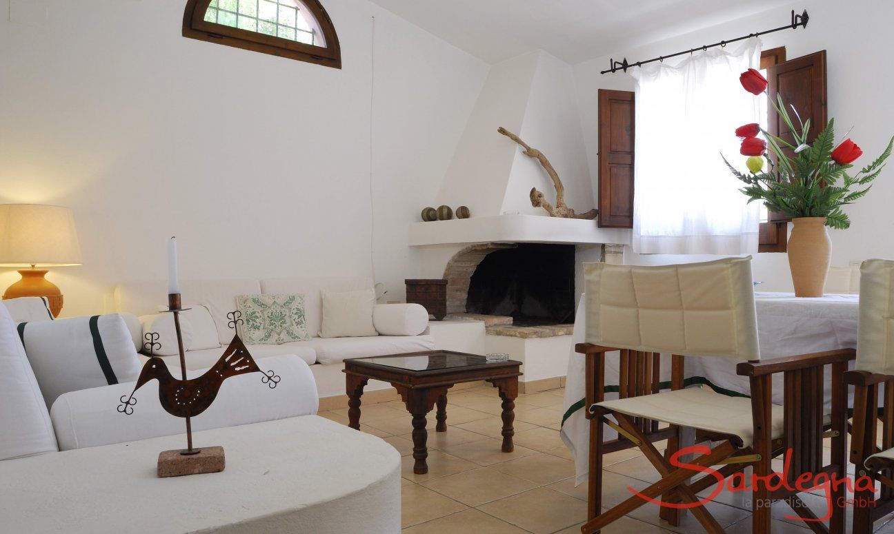 Villa Fiori 4 | Gemütliches Wohnzimmer mit Kamin und Esstisch Villa Fiori 4