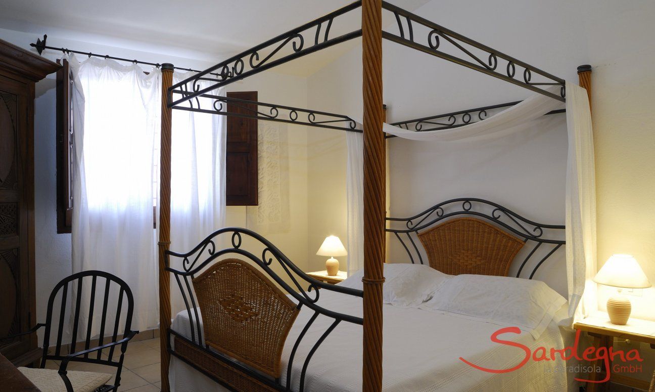 Villa Fiori 4 | Schlafzimmer 1 mit Himmelbett Sardinien
