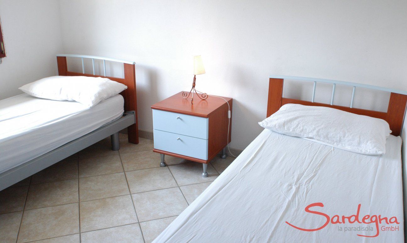 Villa Le Ginestre 1 | Schlafzimmer 3 unten mit zwei Einzelbetten, auch zusammenstellbar Sardinien