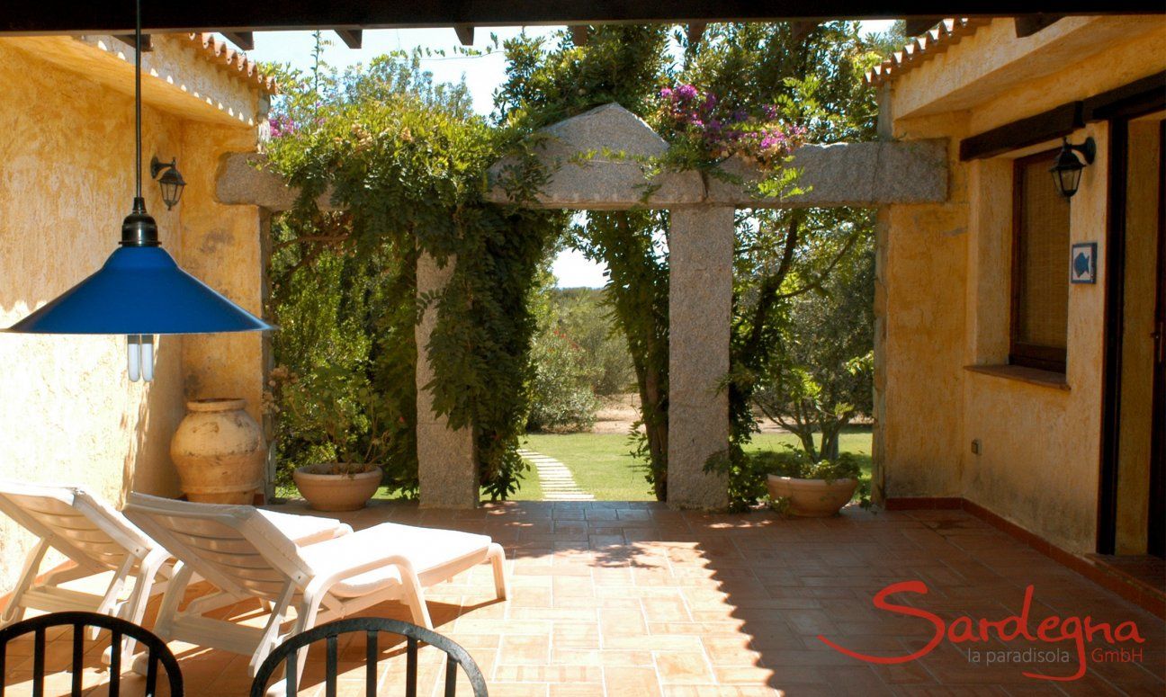 Casa Meloni 1 | Terrasse mit Blick auf den Garten Terrasse mit Blick auf den Garten