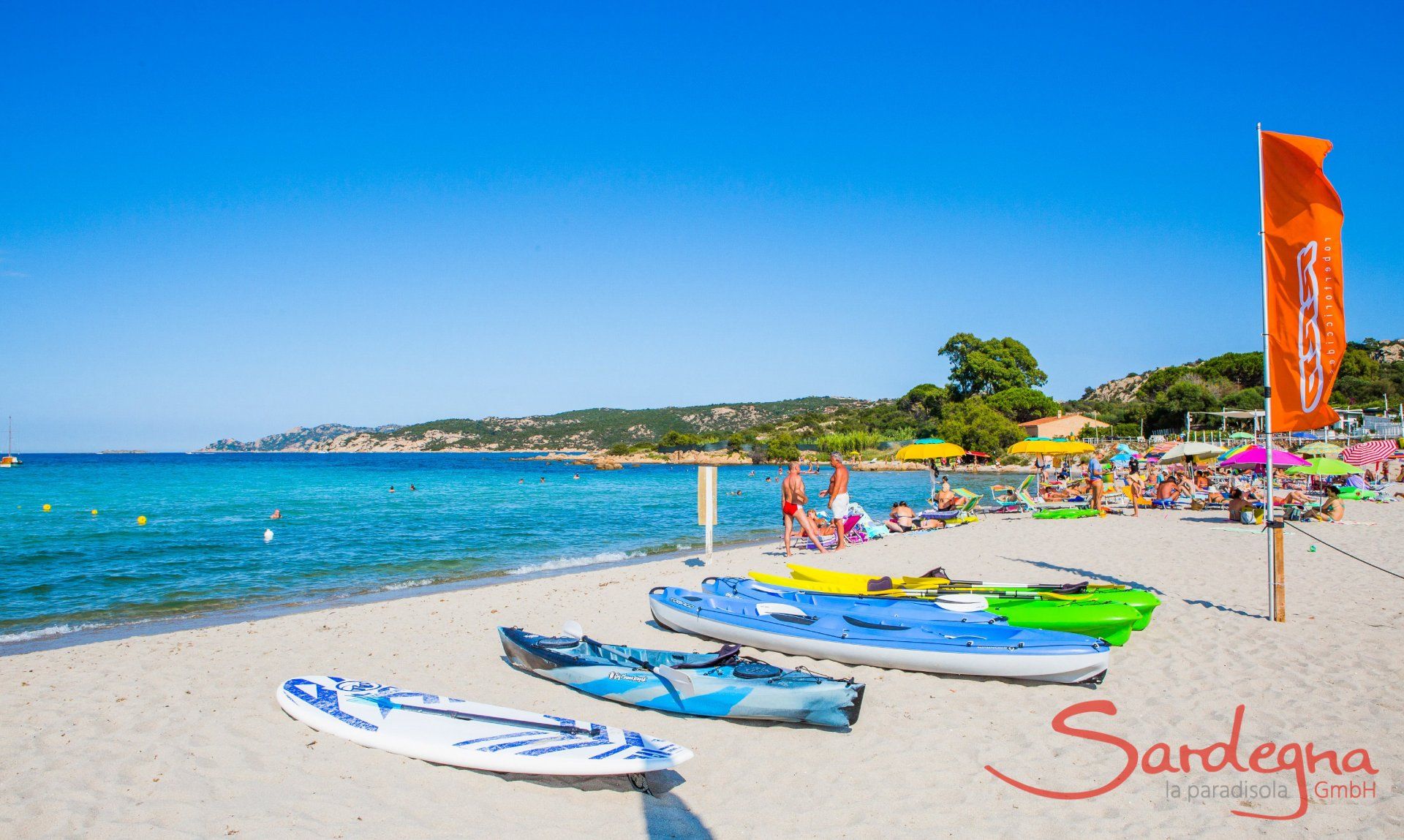 Surfen und Kiten auf Sardinien Idealer Wind vor Traumkulissen