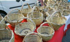 Stand mit handgefertigten Körben auf dem Markt von Muravera