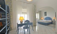 Villa Bella | Schlafzimmersuite 1 mit Schreibtisch und Regal Schlafzimmer