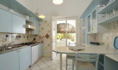 Villa Bella | Vollausgestattete Küche mit Spülmaschine, Ofen, Gasherd und Terrassenzugang Große Küche mit Terrassenzugang von Villa Belle, Torre delle Stelle