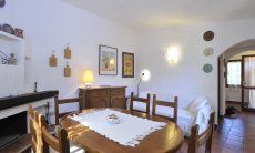 Casa Meloni 1 | Wohnzimmer mit Esstisch, Sofa und Kamin Wohnzimmer