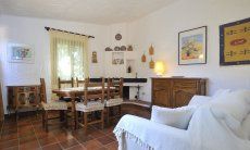 Casa Meloni 1 | Wohnzimmer mit Esstisch, Sofa und Kamin Essbereich