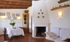 Villa Alessia | Innenkamin im Wohnzimmer Innenkamin