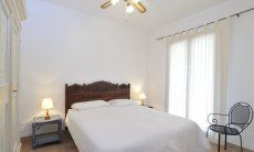 Apartment Castededdu 1 | Schlafzimmer 2 mit Doppelbett und Stauraum Schlafzimmer