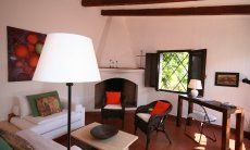 Casa 1 | Wohnzimmer mit Sofaecke und sardischem Kamin Wohnzimmer
