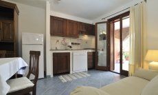 Apartment Castededdu 4 | Küchenzeile, Esstisch und Terrassenzugang Küchenzeile, Esstisch und Terrassenzugang