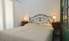 Apartment Castededdu 4 | Schlafzimmer 1 mit Doppelbett Schlafzimmer 1 mit Doppelbett und Stauraum