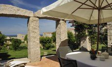 Villa Domus 17 | Terrasse mit Sonnernschirm Sardinien