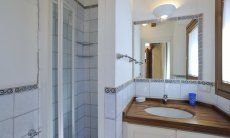 Villa Domus 17 | Badezimmer 2 im Obergeschoß Badezimmer