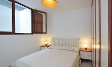 Villa Le Ginestre 2 | Schlafzimmer 3 unten mit Doppelbett und viel Stauraum Schlafzimmer 3 unten mit Doppelbett und viel Stauraum