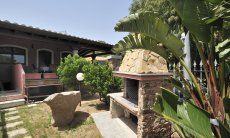Villa Le Ginestre 2 | Vorderseite des Hauses mit BBQ im Garten Vorderseite des Hauses mit BBQ im Garten
