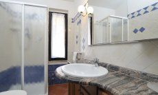 Villa Monica | Modernes Duschbad mit wertvollem sardischem Granit Badezimmer 1 mit Dusche
