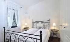 Villa Serena | Das zweite Doppelzimmer ist ebenfalls licht und großzügig möbliert Schlafzimmer