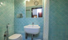 Villa Serena | Türkises Badezimmer 2 mit Dusche und Bidet Bad Villa Serena, Costa Rei