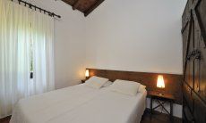 Villetta 12 | Schlafzimmer 1 mit zwei Einzelbetten als Doppelbett bezogen Schlafzimmer 1 mit Doppelbett