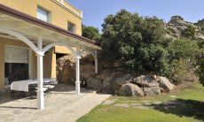 Villa Aquila Giardino | Eine große überdachte Terrasse vor dem Wohnzimmer zum Leben im Freien Villa Aquila Giardino