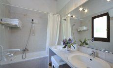 Villa Fiori 3 | Bad mit Badewanne und Waschmaschine Modernes Bad mit Badewanne und Waschmaschine