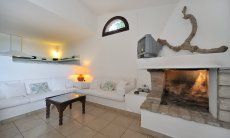 Villa Fiori 4 | Wohzimmer mit moderner Sofaecke und Kamin Sardinien