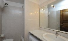 Villa Fiori 4 | Badezimmer mit Dusche und Waschmaschine Badezimmer mit Dusche und Waschmaschine