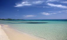 Kristallklares Wasser am Strand von Costa Rei