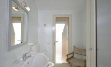 Apartment Azzurra | Helles, weiß gefließtes Badezimmer Helles, weiß gefließtes Badezimmer