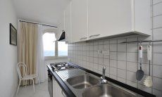 Apartment Azzurra | Küchenzeile mit allen wichtigen Geräten Küchenzeile mit allen wichtigen Geräten