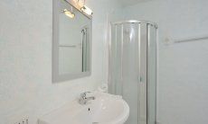 Apartment Azzurra | Helles Badezimmer mit Dusche Helles Badezimmer mit Dusche