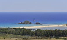 Chia Blick auf die Insel Su Guventu mit Schiff