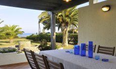 Villetta Fabio | Beispiel einer ähnlichen Terrasse mit Meerblick und Esstisch im Freien Esstisch im Freien