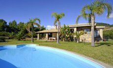 Villa Il Palmeto | Blick vom liebevoll angelegten Garten auf die Villa Pool mit Blick auf die Villa