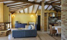 Villa Il Palmeto | Wohnzimmer mit Kamin und Essbereich Wohnzimmer mit Kamin und Essbereich