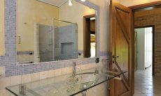 Villa Il Palmeto | Badezimmer 2 mit Dusche und Glaswaschbecken Badezimmer 2 mit Dusche und Glaswaschbecken