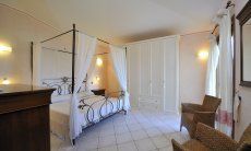 Villa Il Palmeto | Schlafzimmer 1 mit Himmelbett und viel Stauraum Schlafzimmer 1 mit Himmelbett und viel Stauraum
