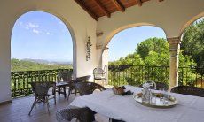 Terrasse mit Blick durch die Rundbögen bis zum Meer