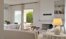 Villa Aquila Alta | Wohnraum mit Innenkamin Sardinien
